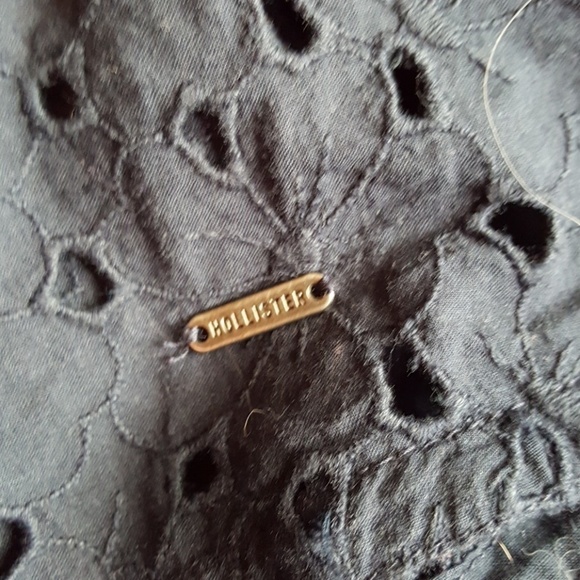 Medium navy blue Hollister top. Like new - Picture 5 of 5